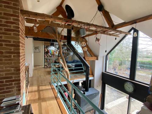 un loft converti en une maison avec un escalier dans l'établissement Maison d architecte, à Samois-sur-Seine