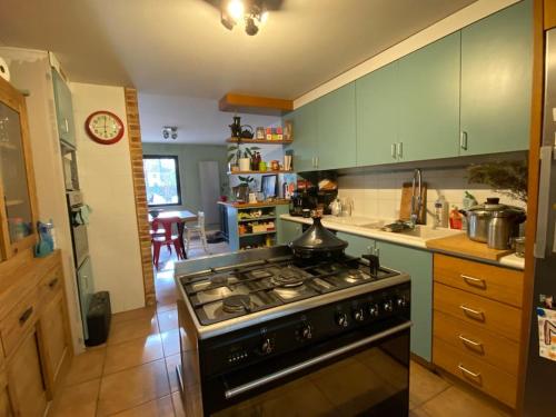 Il comprend une cuisine équipée d'un four et de plaques de cuisson. dans l'établissement Maison d architecte, à Samois-sur-Seine