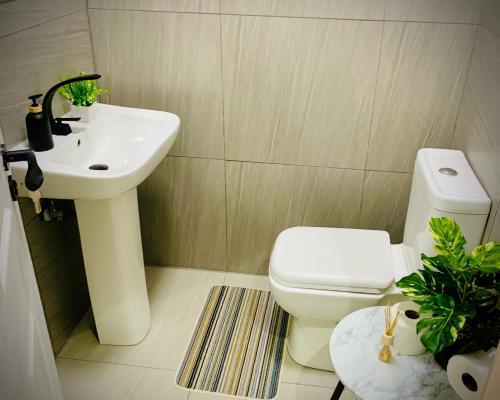 Ένα μπάνιο στο Alamar Self Catering Apartment 39 Ongwe