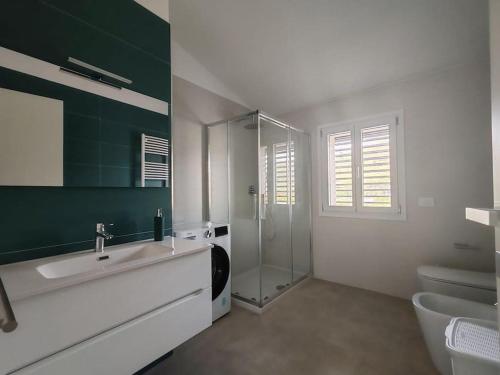 ein Badezimmer mit Dusche, Waschbecken und Toilette in der Unterkunft Eco Appartamento Mediterraneo in Catanzaro