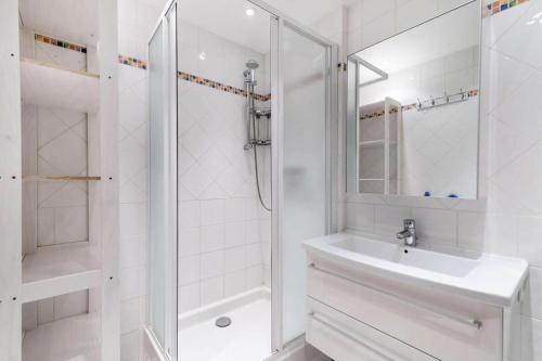 une salle de bain blanche avec un lavabo et une douche dans l'établissement Résidence Le Plein Sud Centre - 2 Pièces 5 pers - Résidence Le Plein Sud - PLAGNE CENTRE MAE-6014, à Aime La Plagne