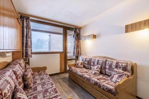 un salon avec un canapé et une fenêtre dans l'établissement Résidence Le Plein Sud Centre - 2 Pièces 5 pers - Résidence Le Plein Sud - PLAGNE CENTRE MAE-6014, à Aime La Plagne