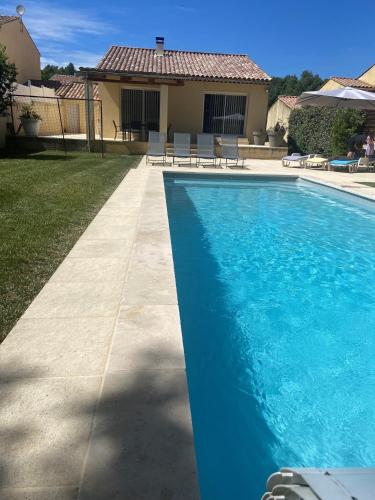une piscine devant une maison dans l'établissement Villa de vacances avec piscine privative chauffée, à Saint-Maime