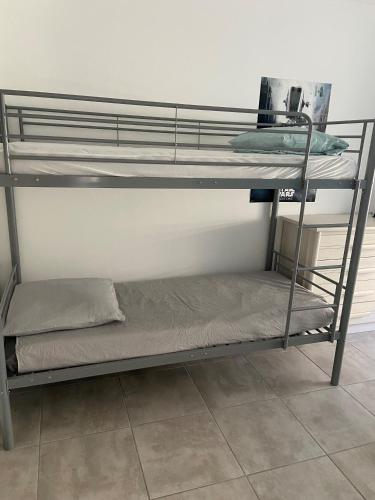 Ce dortoir comprend 2 lits superposés. dans l'établissement Villa de vacances avec piscine privative chauffée, à Saint-Maime