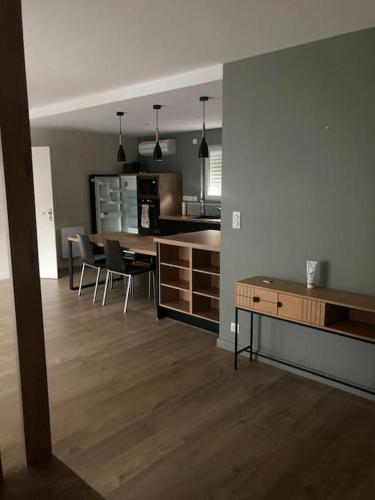 un salon avec une cuisine et une table et des chaises dans l'établissement La maison de Marie, à Argelès-Gazost