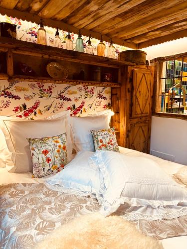 une chambre avec un grand lit avec des oreillers dans l'établissement Marc VEYRAT, à Megève