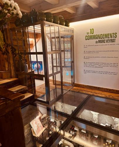 un museo con suelo de cristal en una habitación en Marc VEYRAT, en Megève