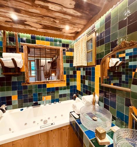 une salle de bain avec une baignoire et un lavabo dans l'établissement Marc VEYRAT, à Megève