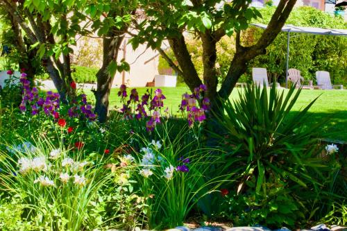 Κήπος έξω από το La Bastide des Roses