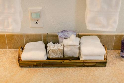 a tray of towels and a basket of towels at The Lodge in O'Brien