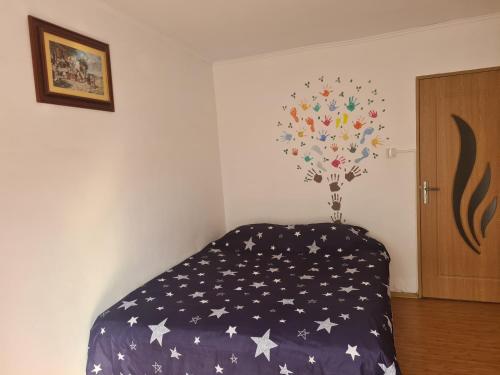 a bedroom with a bed with a blanket with stars at Eva Apartments Mall 90mp in Bacău