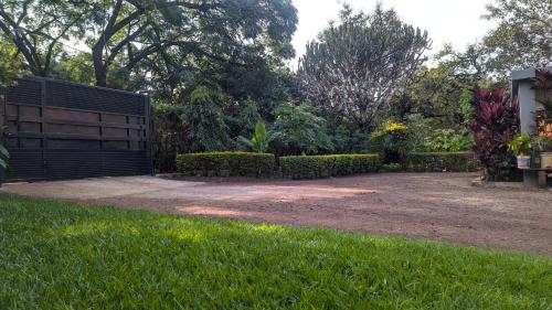 Сад в JACARANDA HOMESTAY