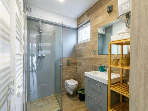 un bagno con doccia, WC e lavandino di Apartment in Niechorze near Baltic Beach a Niechorze
