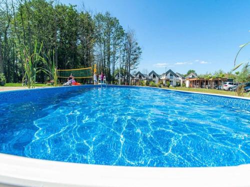 una grande piscina con acqua blu in un cortile di Apartment in Niechorze near Baltic Beach a Niechorze