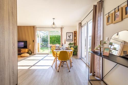 une salle à manger avec une table et des chaises dans l'établissement VILLA RIO - Maison avec jardin proche Bordeaux !, à Villenave-dʼOrnon
