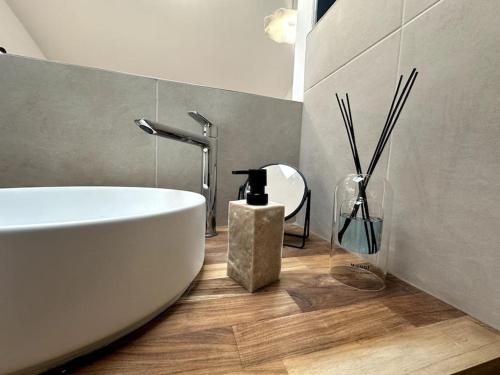 une salle de bain avec une baignoire blanche et un lavabo dans l'établissement Gare Unique Duplex lumineux, à Amiens