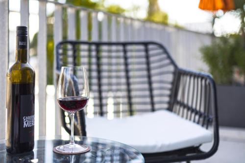 ケルンにあるSvyvo Cologne - Serviced Apartments Ehrenfeldのグラスワイン1本