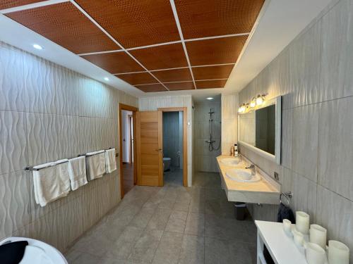 Koupelna v ubytování Self Catering Luxury Villa in the beautiful area of Puerto Santiago Tenerife with 5 bedrooms 2 Sofabeds for up to 10 guests private swimming pool and many other activities to entertain the family Secure parking for 2 cars and disabled access throughout