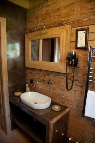 Ένα μπάνιο στο Fogajard Lovely Chalet