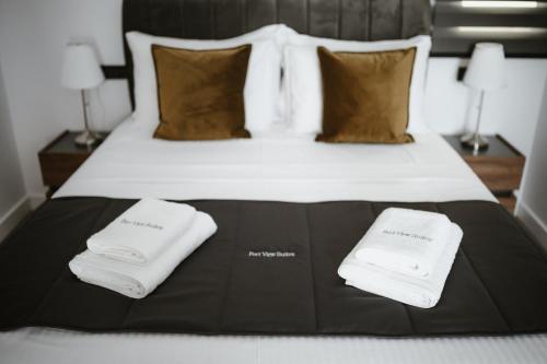 Port View Suitesにあるベッド