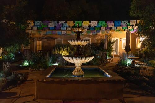Taman di luar Dos Hermanas Casita 5 Downtown Courtyard Patio