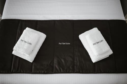 Port View Suitesにあるベッド