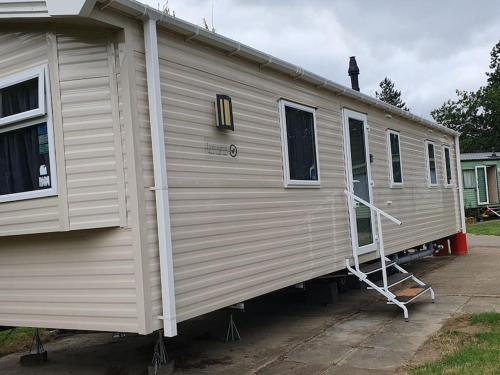 a mobile home is parked in a driveway at Billing Aquadrome - Alberta Caravan 2 Bedroom Sleep 6 in Northampton