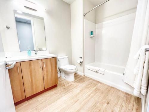 Un baño con lavabo, inodoro y bañera. en City View Apartment In Downtown, en San Diego