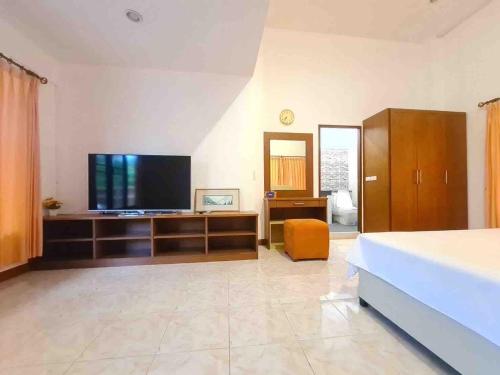 Μια τηλεόραση ή/και κέντρο ψυχαγωγίας στο Rawai Poo Villa