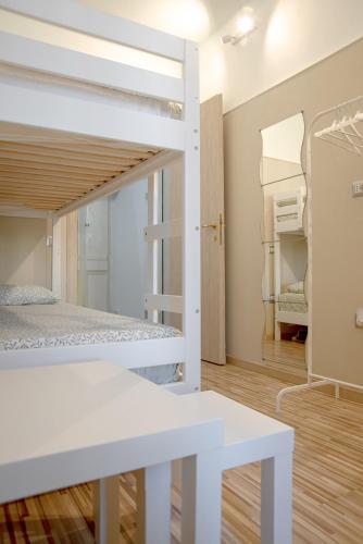 a room with two bunk beds and a table at A Ridosso dei Sassi in Matera