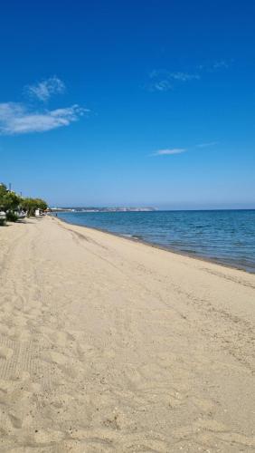 a sandy beach with the ocean in the background at Serenity Apartment in Perea