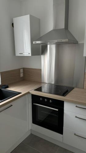 - une cuisine équipée d'une cuisinière four supérieur dans l'établissement Appartement style Haussmannien Dreux Centre, à Dreux