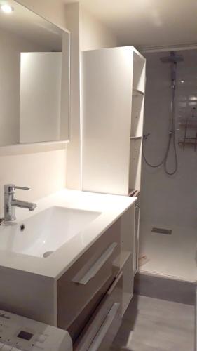 une salle de bain blanche avec un lavabo et une douche dans l'établissement Studio place de la Comédie !, à Montpellier