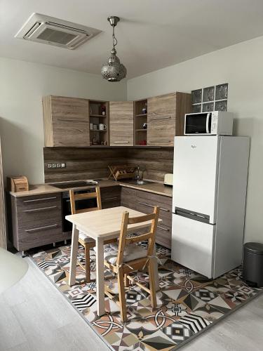 una cucina con tavolo e frigorifero di Blooming sky a Budapest