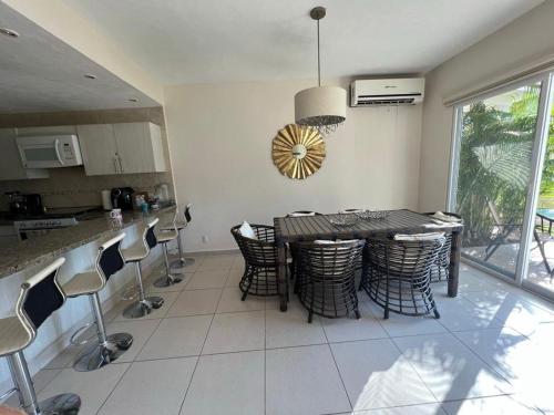 a kitchen with a table and some chairs at La Villa de Sophie in Acapulco
