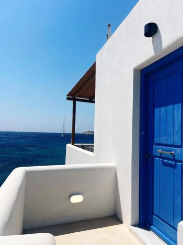 キモロスにあるKimolos Seaviewの海に面した建物の側にある青いドア