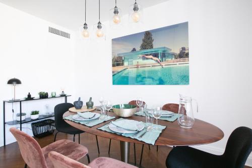une salle à manger avec une table et des chaises et une piscine dans l'établissement Magnificient 2 Bedrooms with terrace next to champs-elysées - PC62B, à Paris