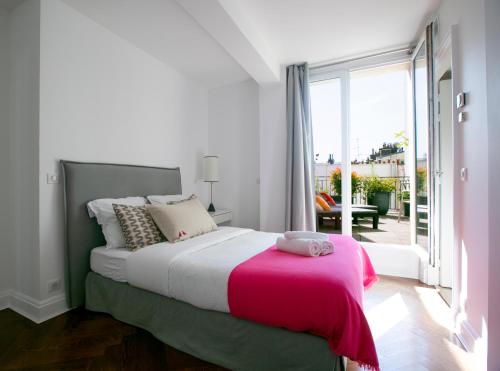 Magnificient 2 Bedrooms with terrace next to champs-elysées - PC62B