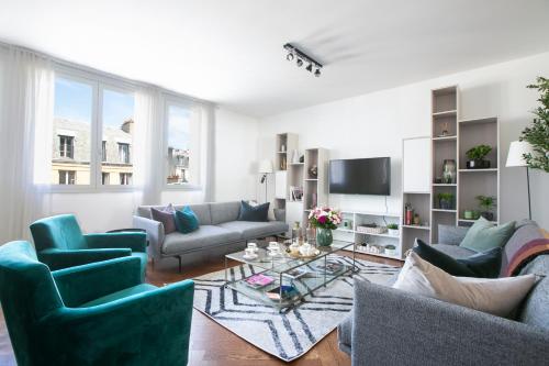 Magnificient 2 Bedrooms with terrace next to champs-elysées - PC62B