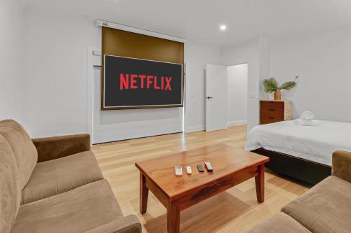 Ένα ή περισσότερα κρεβάτια σε δωμάτιο στο The Calzburg Guest Home