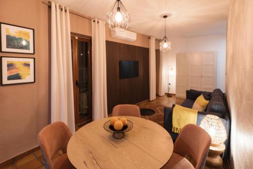 a living room with a table and a couch at Cozy Up Spain in Valencia