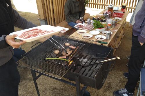 Barbacoa disponible para clientes en el hostal o pensión