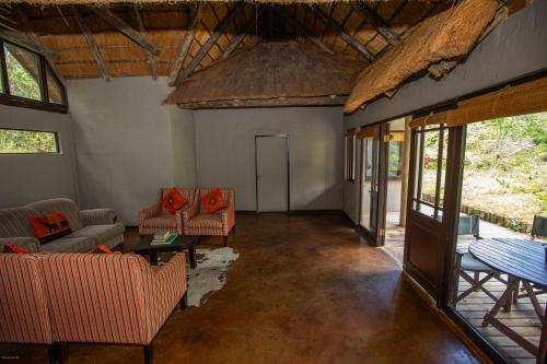 Ruang duduk di Royal Thonga Safari Lodge