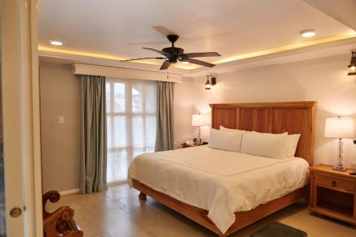 a bedroom with a bed and a ceiling fan at Hacienda Valentino in San Cristóbal de Las Casas