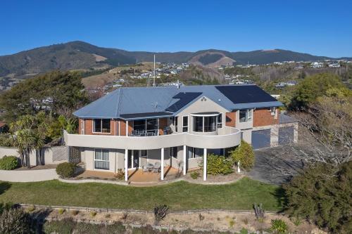 Nespecifikovaný výhled na hory nebo výhled na hory při pohledu z prázdninového domu