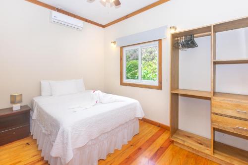 Postel nebo postele na pokoji v ubytování Wescot Villas Palm View