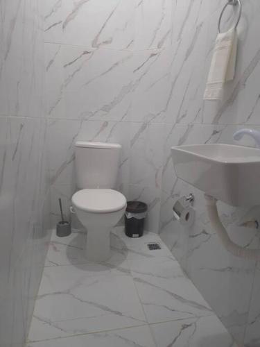 Ένα μπάνιο στο Dúplex 2 quartos próximo a Orla