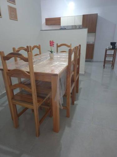 Η κουζίνα ή μικρή κουζίνα στο Dúplex 2 quartos próximo a Orla