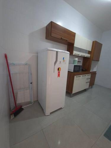 Η κουζίνα ή μικρή κουζίνα στο Dúplex 2 quartos próximo a Orla