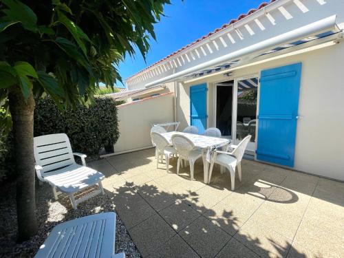 Photo de la galerie de l'établissement Maison à 300m de la plage avec piscine chauffée, tennis, terrasse ensoleillée et WiFi - FR-1-231-58, à Bretignolles-sur-Mer